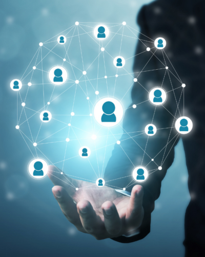 Des mains tenants une pièce de puzzle