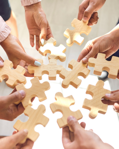 Un homme enlevant un profil d'un écran